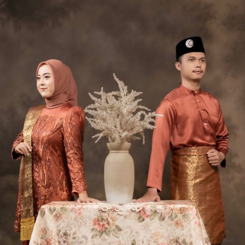 Between bride and groom Annisa